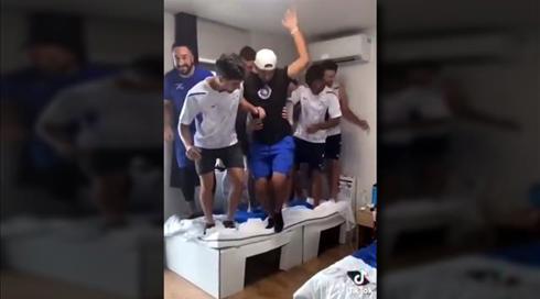 "ברברים, תחזרו לישראל": יפנים ברשת זועמים על שבירת המיטה באולימפיאדה