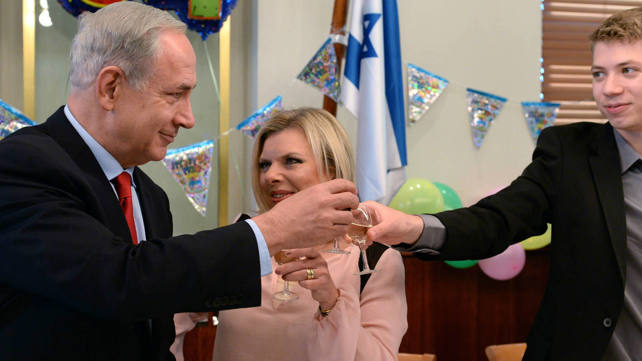 ראש הממשלה בנימין נתניהו ובנו יאיר