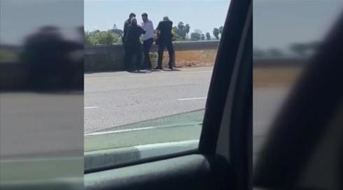 "הרגשתי שעשו לי לינץ'": שוטר תועד מכה אזרח, המשטרה טוענת שברח