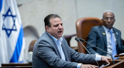 לאחר שהאשים את ישראל בטבח והרעבה ברצועת עזה: ח"כ איימן עודה הורחק מהכנסת לשבועיים