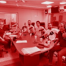 צוות 'מלכת האמבטיה' באולפן