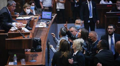 מהומה בכנסת: ח"כ אביר קארה הצביע פעמיים, בליכוד הגיבו – "זה פלילי"
