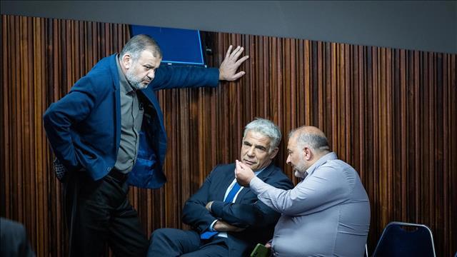 יאיר לפיד, מנסור עבאס ווליד טאהא במליאה