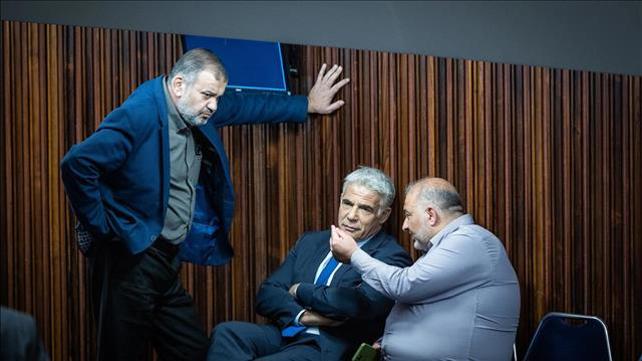 יאיר לפיד, מנסור עבאס ווליד טאהא במליאה