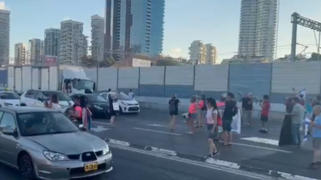 מוחים חסמו את איילון צפון