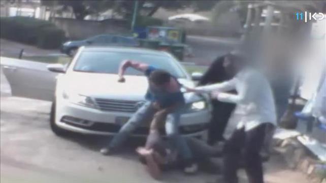 תיעוד: הוויכוח בכביש שהסתיים בדקירות ואגרופים