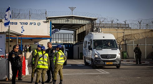 בישראל שוקלים לשחרר אסירים עם דם על הידיים