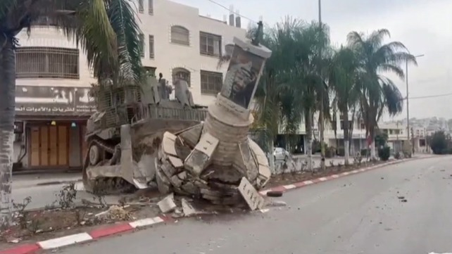 הריסת אנדרטה של ערפאת