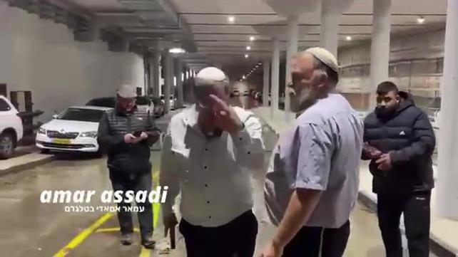 בן גביר שולף נשק בחניון
