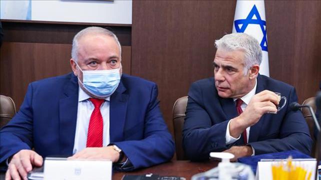 יאיר לפיד ואביגדור ליברמן בישיבת קבינט, נובמבר 2021