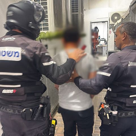 תושב בת ים בן 51 שנעצר בחשד לאונס בת 18 במלון דירות בעיר