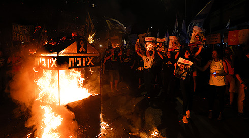 המונים בצעדה לשחרור החטופים בי-ם; עינב צנגאוקר: "לא תהיה עסקה בלי הפלת השלטון"