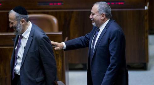 בליכוד הגיבו לליברמן שקרא לממשלה עם כחול לבן: "יצא המרצע מהשק"