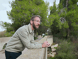 تحت البلاط | التغلب على البنك