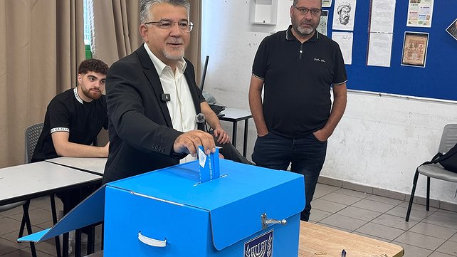 יוסף ג'בארין מצביע בבחירות