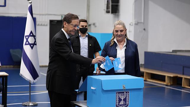 הנשיא הרצוג מצביע בבחירות