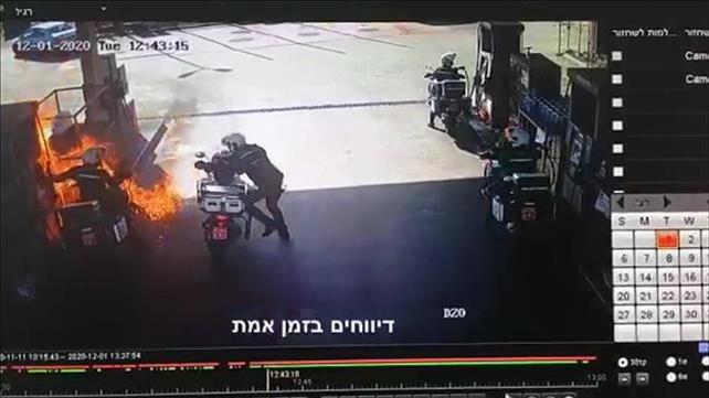 אופנוע משטרה עולה באש בתחנת דלק, 01.12