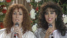 עפרה חזה עם יהודית רביץ. 1985 