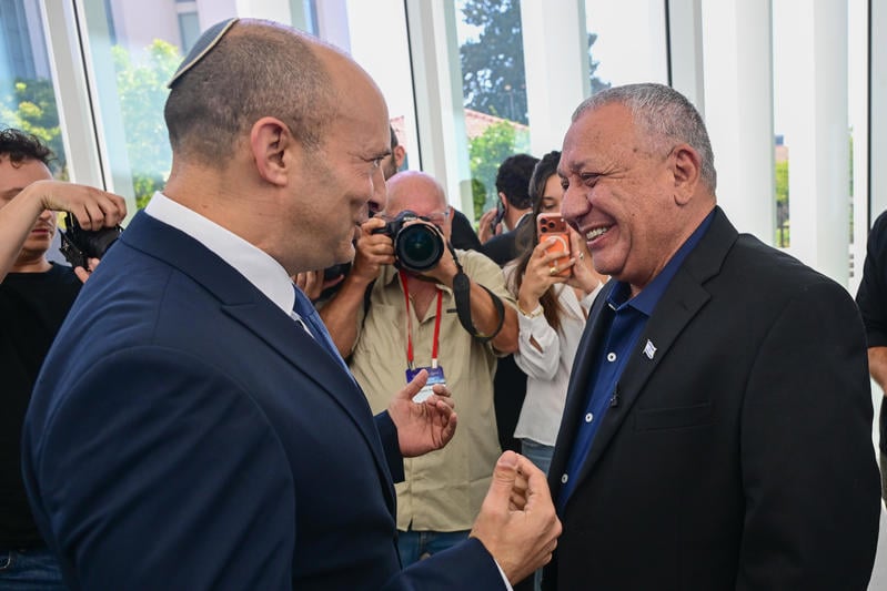 גדי איזנקוט ונפתלי בנט, יולי 2026