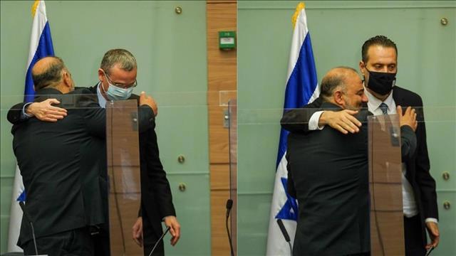 ח"כ מנסור עבאס מתחבק עם יריב לוין ומיקי זוהר בעת בחירתו ליו"ר הועדה הזמנית לענייני החברה הערבית. 26.04.21	