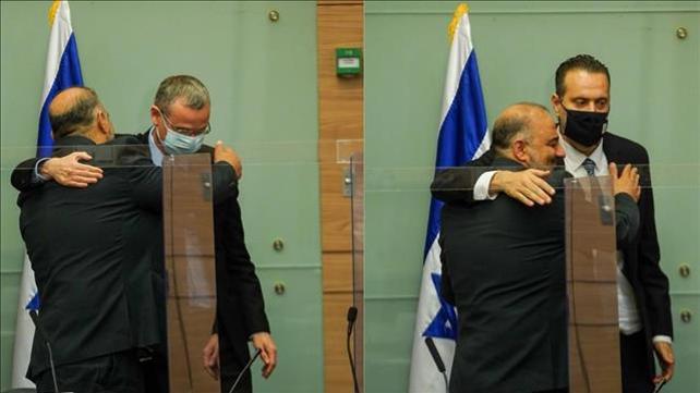 ח"כ מנסור עבאס מתחבק עם יריב לוין ומיקי זוהר בעת בחירתו ליו"ר הועדה הזמנית לענייני החברה הערבית. 26.04.21	