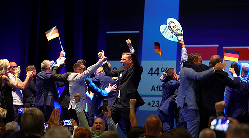 תומכי מפלגת AfD חוגגים את ניצחונם במדגמי הבחירות למחוז סקסוניה אנהלט, הערב