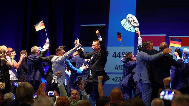 תומכי מפלגת AfD חוגגים את ניצחונם במדגמי הבחירות למחוז סקסוניה אנהלט, הערב