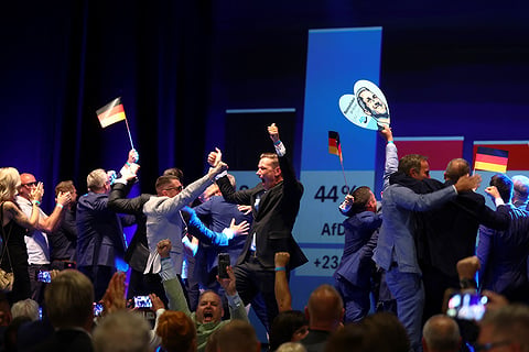 תומכי מפלגת AfD חוגגים את ניצחונם במדגמי הבחירות למחוז סקסוניה אנהלט, הערב