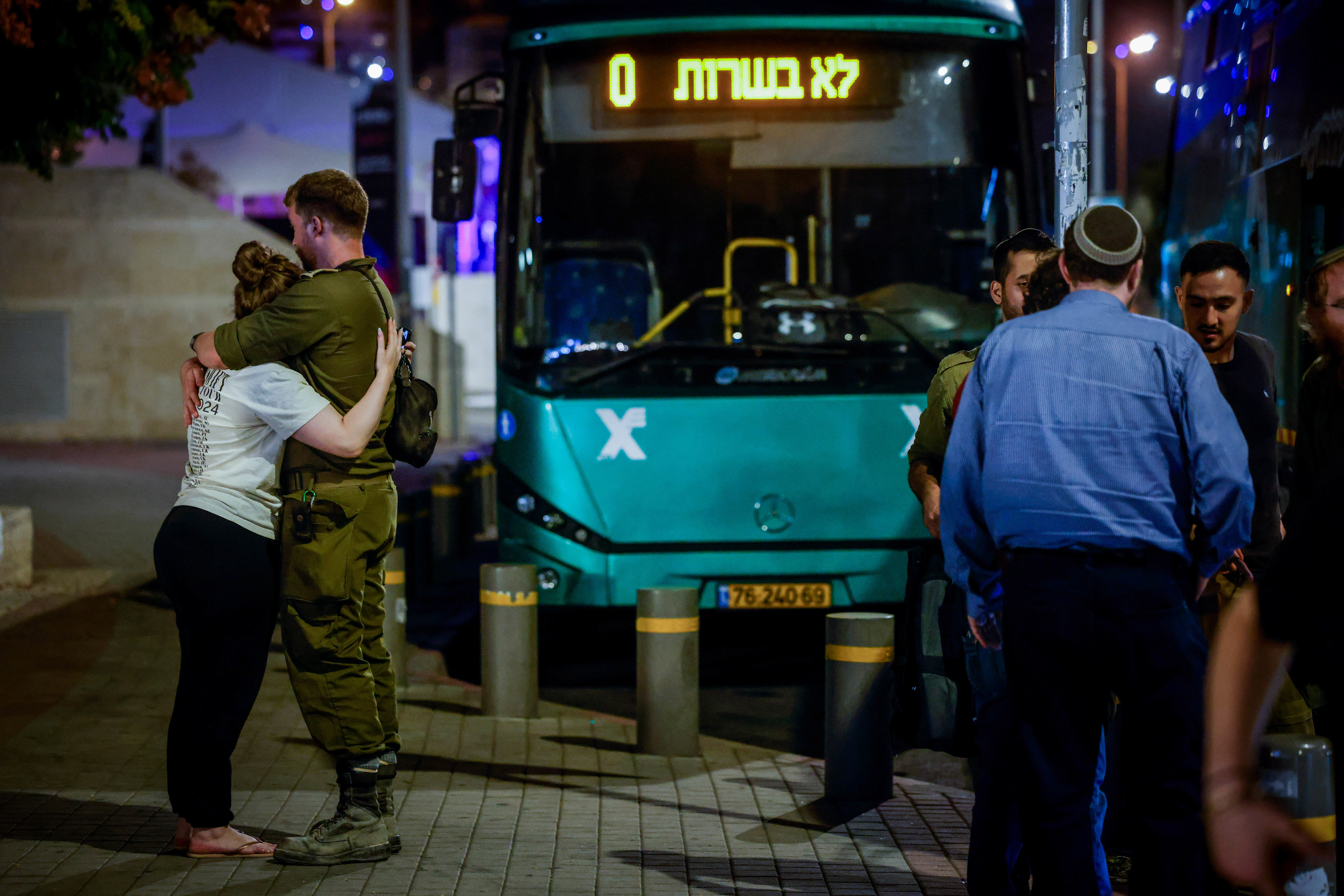 חייל מילואים נפרד מזוגתו לפני חזרה ללחימה בצפון
