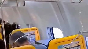 אימה בשמיים: החלון התנפץ והנוסע נשאב אל מחוץ למטוס - האם יש ממה לחשוש?