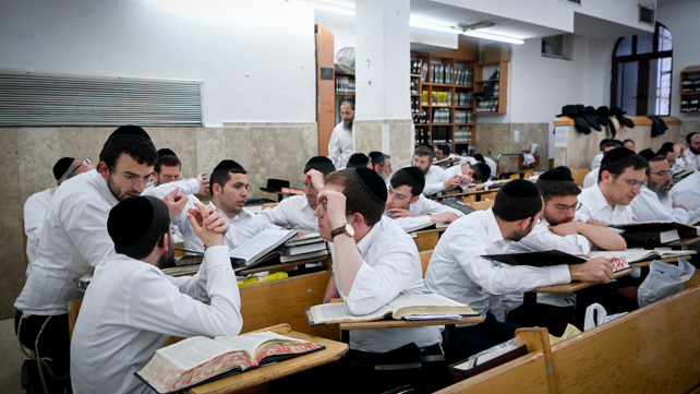 ישיבת מיר בשכונת מאה שערים בירושלים