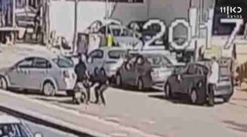 תיעוד בלעדי: שודד 800 אלף ש"ח לאור יום, נמלט ונלכד