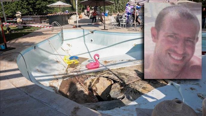 כליל קמחי והבריכה תחתיה נפער הבולען