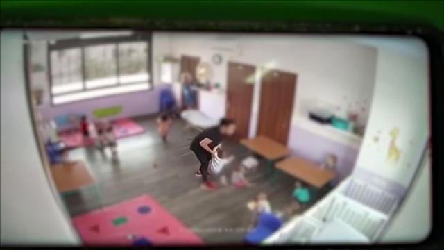 תיעוד התעללות בתינוק בן שנה וחצי בגן ילדים בראש העין 24.07.19