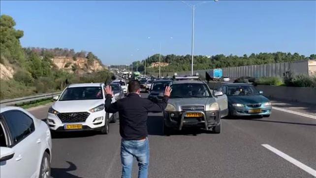 המחאה נגד האלימות: יו"ר  הרשימה המשותפת איימן עודה חסם את כביש 6, 21.12.20