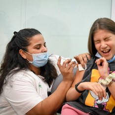 Vacunación de niños en las escuelas