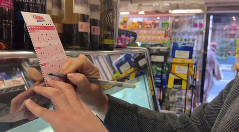 מיליארדר תוך לילה: הזוכה בהגרלה ששיגעה את ארה"ב