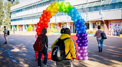 טיפסה כדי לצלם טיקטוק והחליקה: כמעט תאונה בבית ספר בת"א