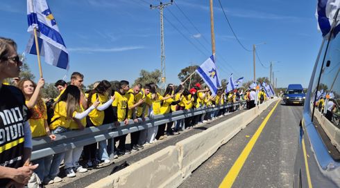 פרחים על הארון והצדעה: המונים מלווים את שלמה מנצור