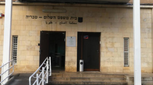 כיבה סיגריה בוערת על בנו החורג בן ה-7 – ונדון לעבודות שירות