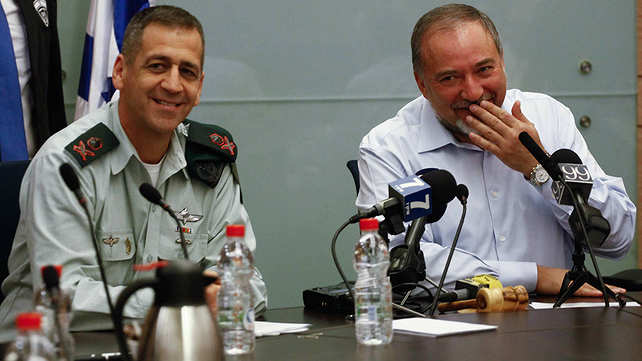 סגן הרמטכ"ל אביב כוכבי, לצד שר הביטחון ליברמן