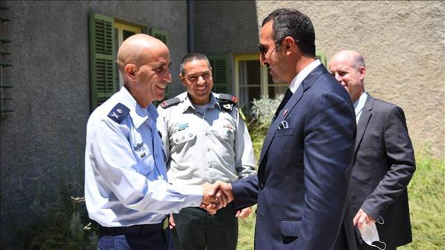 תיעוד נדיר: תת שר החוץ הבחרייני נועד עם קצין בכיר בצה"ל