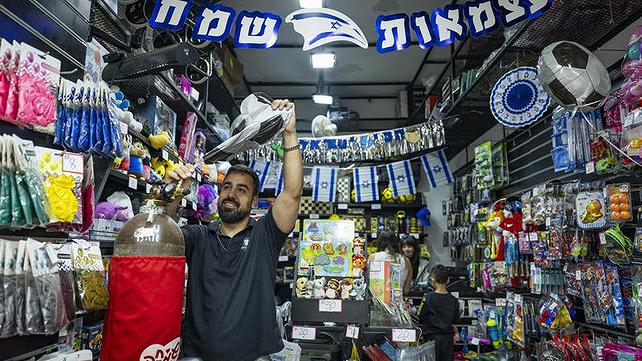 ההכנות ליום העצמאות בשוק מחנה יהודה 