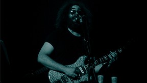 ג'רי גרסיה מנגן בגיטרת "וולף", 1980