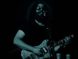 ג'רי גרסיה מנגן בגיטרת "וולף", 1980