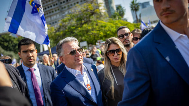 השליח המיוחד של טראמפ, סטיב ויטקוף, בכיכר החטופים בת"א 