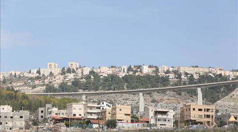חשד לפשע שנאה בצפת: 5 נערים נעצרו לאחר שהציתו מוסך בשכונה הערבית בעיר