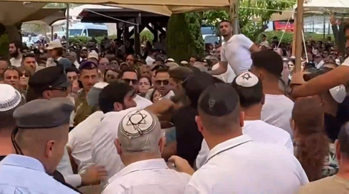 טקסי זיכרון סוערים עם נוכחות השרים: משפחות חטופים קראו קריאות נגדם