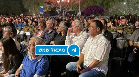 לפיד וגולן נאמו בטקס ביד מרדכי, גנץ ישב בקהל