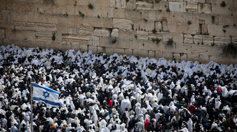 יותר מ-30 אלף השתתפו בברכת הכהנים המסורתית בכותל המערבי